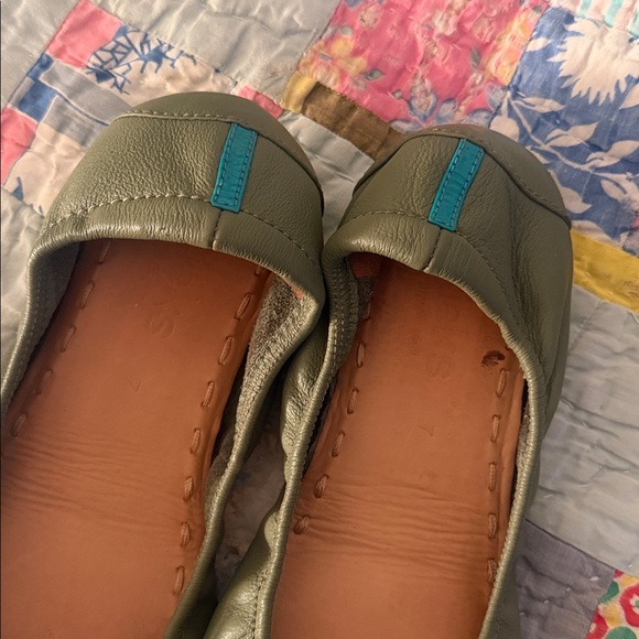 Tieks Flats in Olive Green: Size 7 - Picture 7 of 9